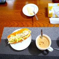 サラダチキンとキャベツのドッグ、カフェ・オ・レ、